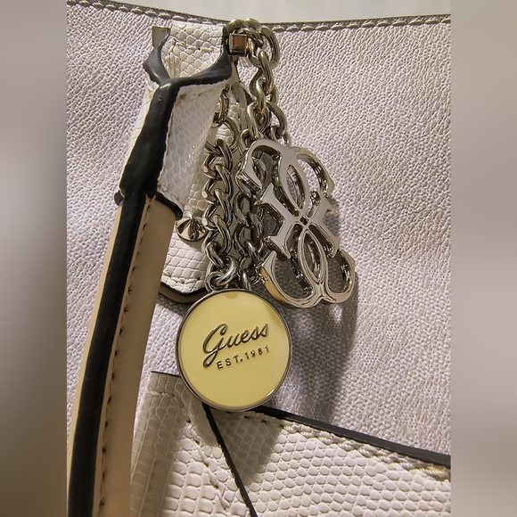 ** SOLD ** Light pink and cream Guess purse - Picture 4 of 7